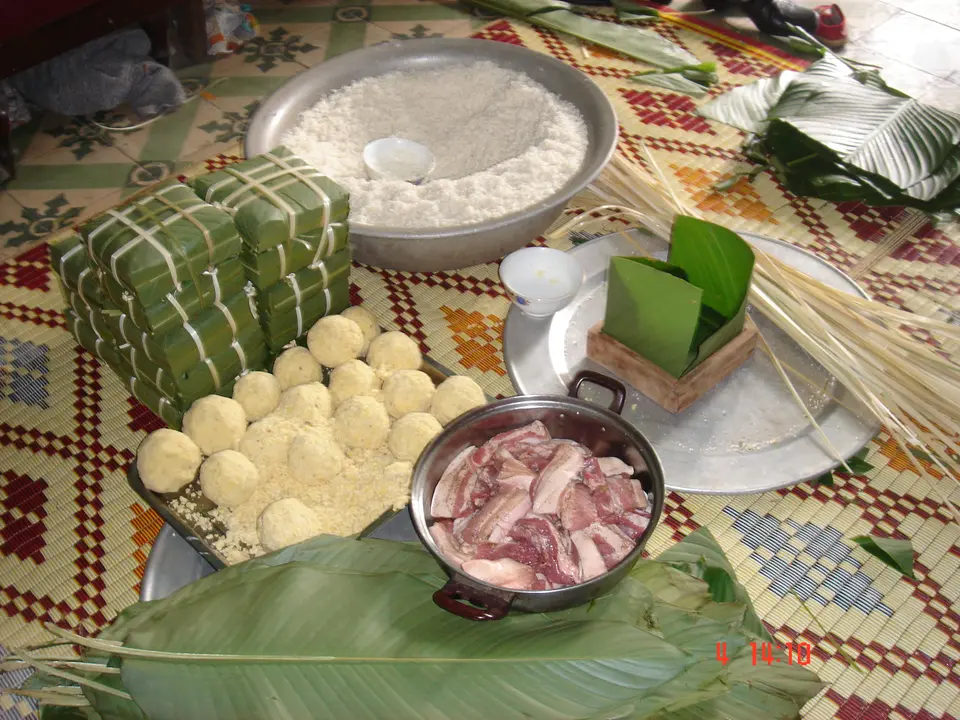 اجزای بان چونگ چیده شده: برگِ دونگ، برنجِ چسبناک، گلوله‌های خمیرِ ماشِ سبز و ماهیتابه‌ای گوشتِ خوک