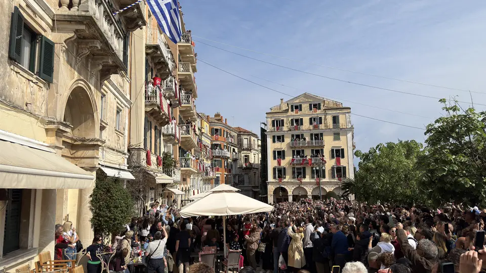 Crowds gather below the balconies of Corfu town for the botides on Holy Saturday, 2026