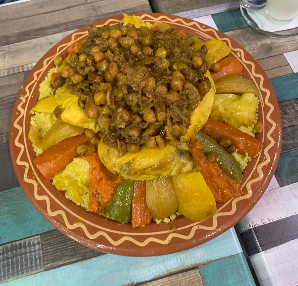 بشقابی کوسکوسِ مراکشی با سبزیجات و مرغ، در تِتوان و در روز جمعه — روزی که کوسکوس به آن تعلق دارد