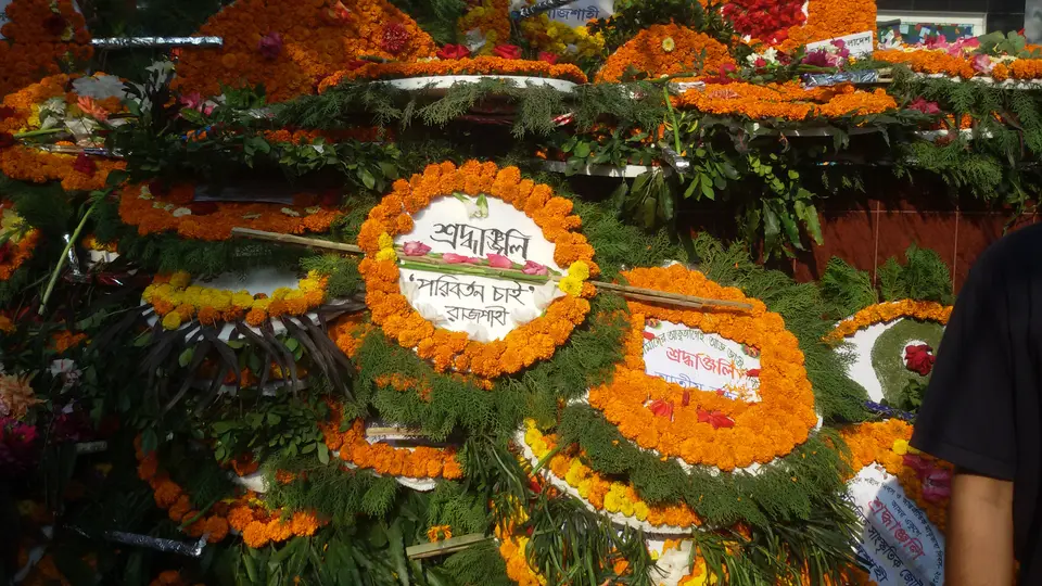 Des couronnes de soucis entassées au pied d'un Shaheed Minar au matin du 21 février