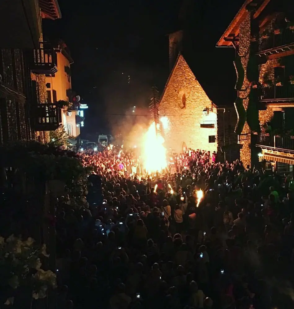 La hoguera ardiendo en la plaza de Alins, en el Pirineo catalán, la noche del solsticio de verano
