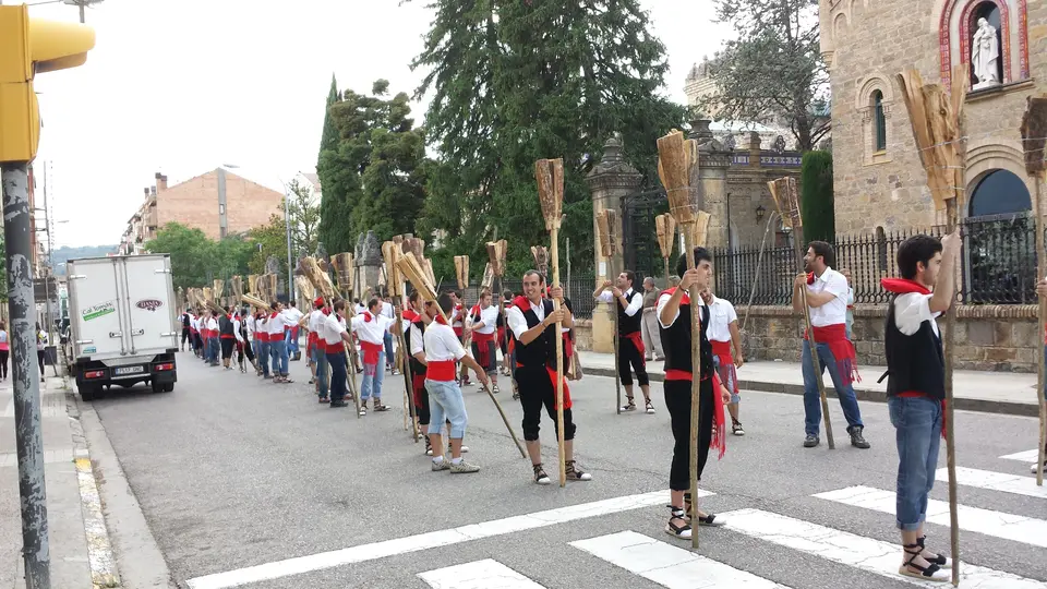 Portadores de antorchas con sus falles antes de la bajada, en el Pirineo catalán