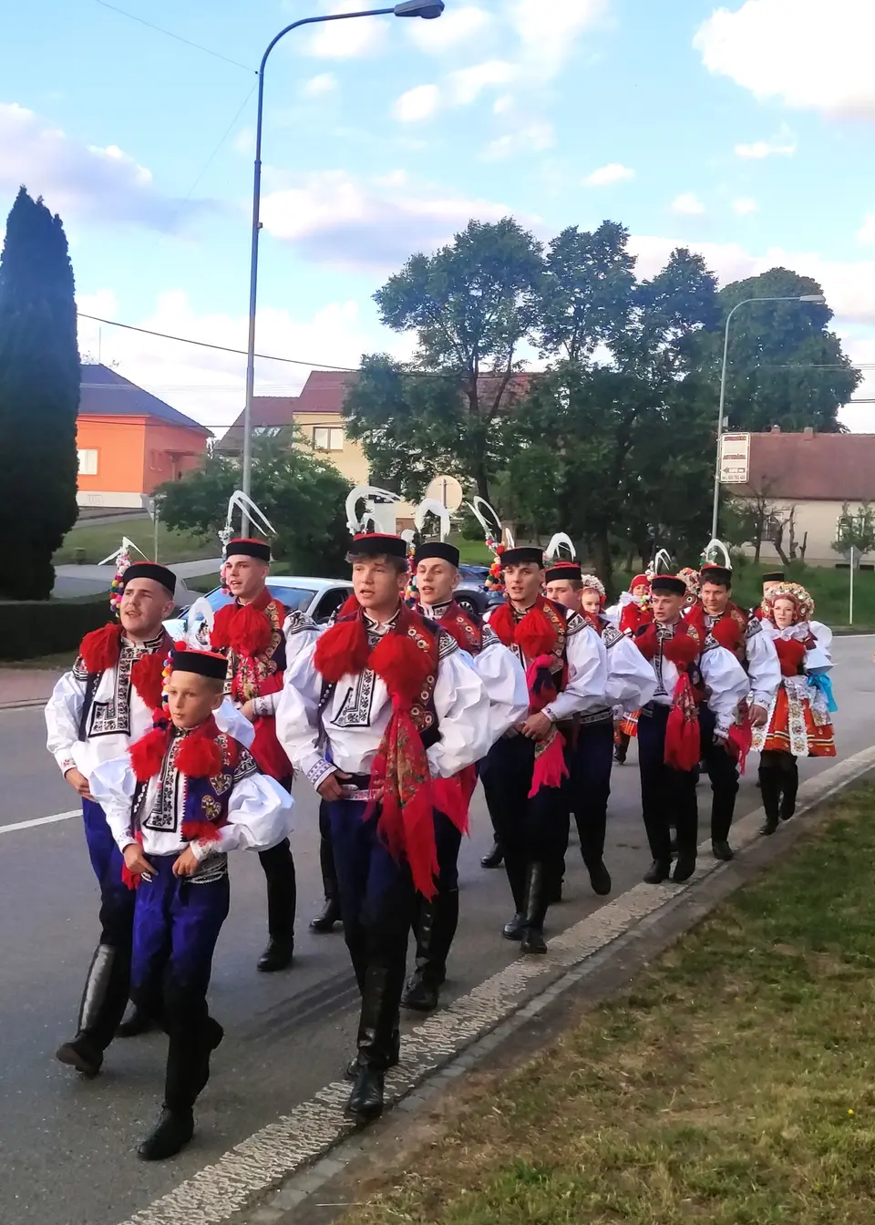 Jungen und Mädchen in Slovácko-Tracht gehen im Zug von Vlčnov mit
