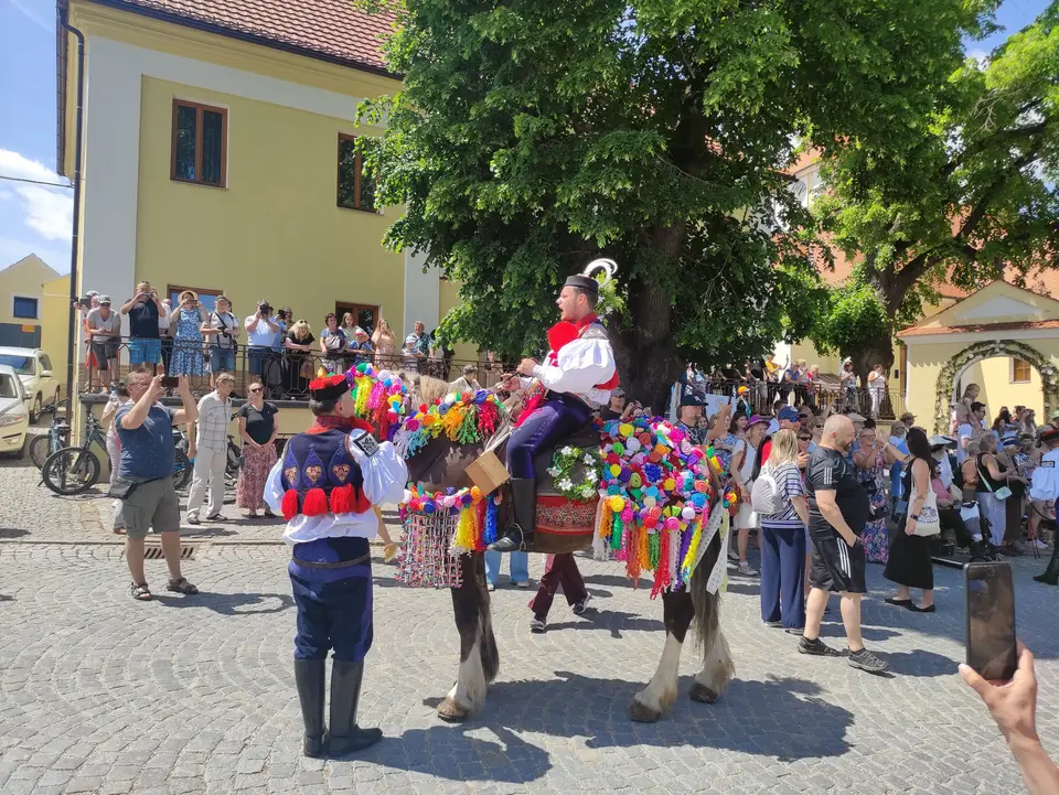 Der berittene Zug des Ritts der Könige zieht durch das Dorf Vlčnov