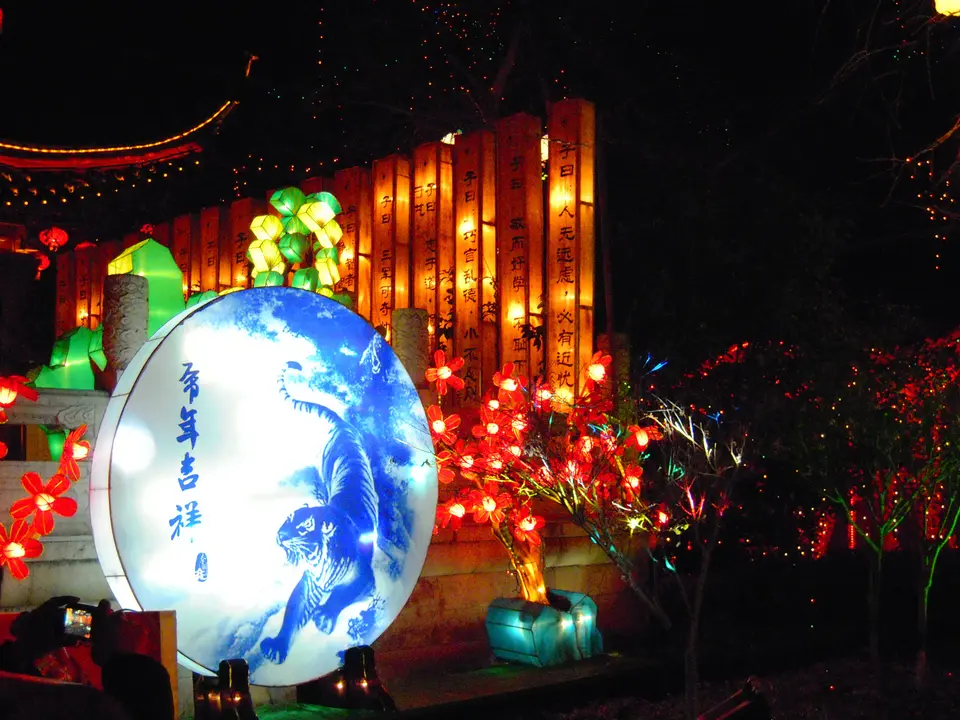 Lanterns in the shape of a round blue-and-white plate and red blossoms at Fuzimiao in Nanjing
