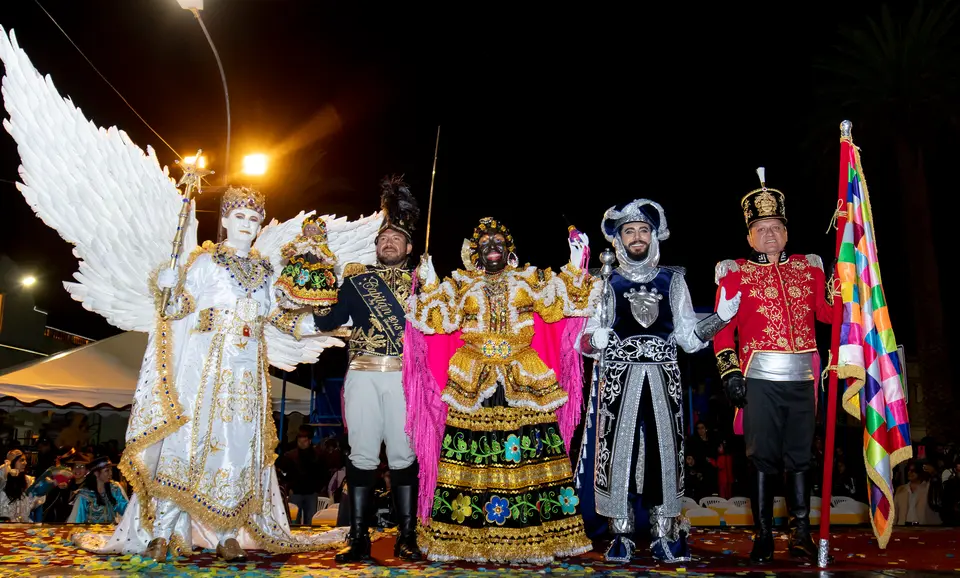 Die Figuren des Festes nachts in einer Reihe: der geflügelte Ángel de la Estrella, die Mama Negra, der Rey Moro und der Capitán