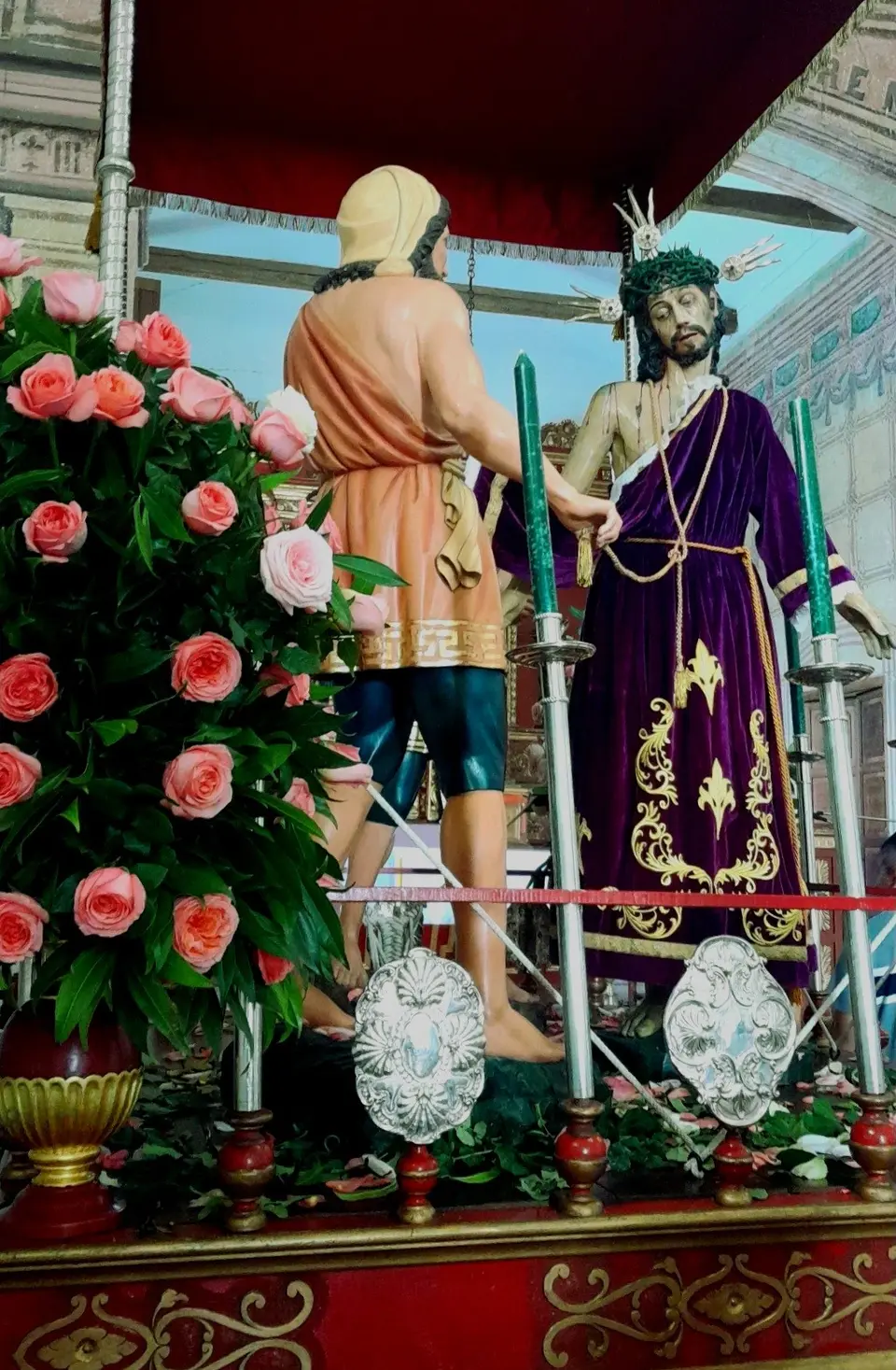 波帕扬圣周三，轿台上玫瑰花丛中的“剥衣”雕像
