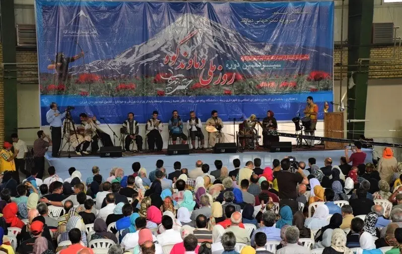 نوازندگان روی صحنه در جشن تیرگان آمل