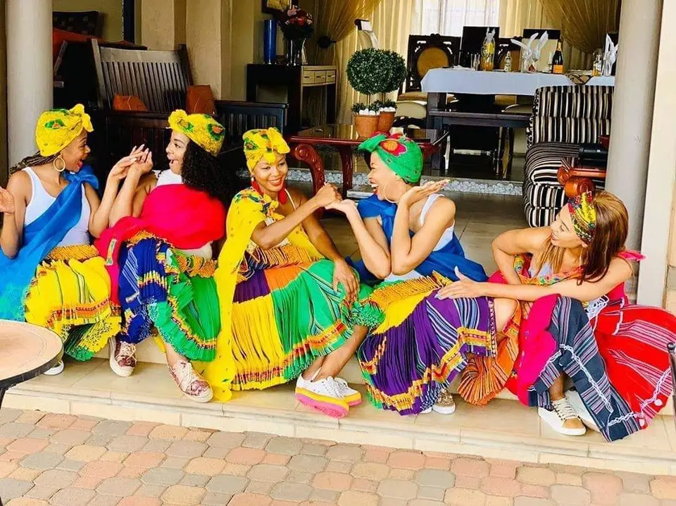 Mujeres tsonga en Sudáfrica con xibelani, las faldas plisadas de su vestimenta