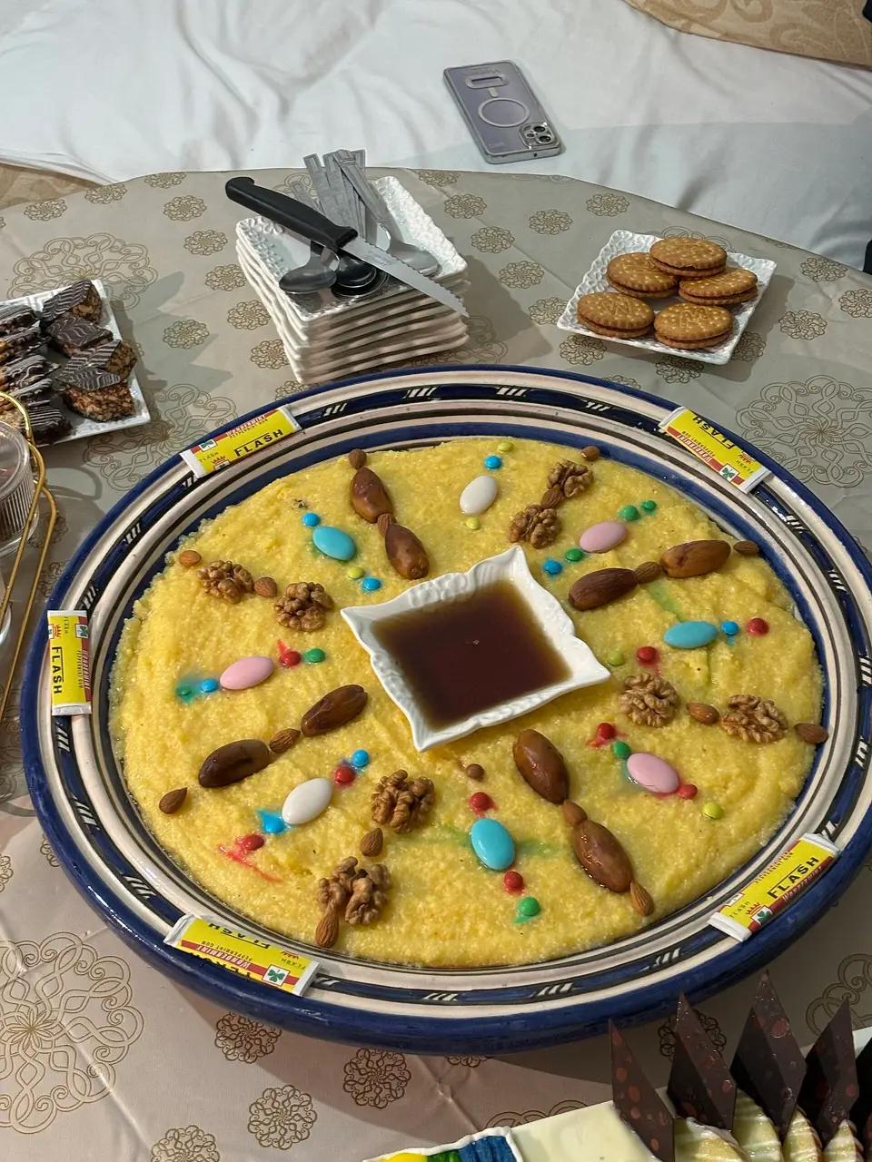 بشقابی از تاگولا، فرنی جو آراسته با خرما، گردو و شیرینی برای سال نو امازیغی