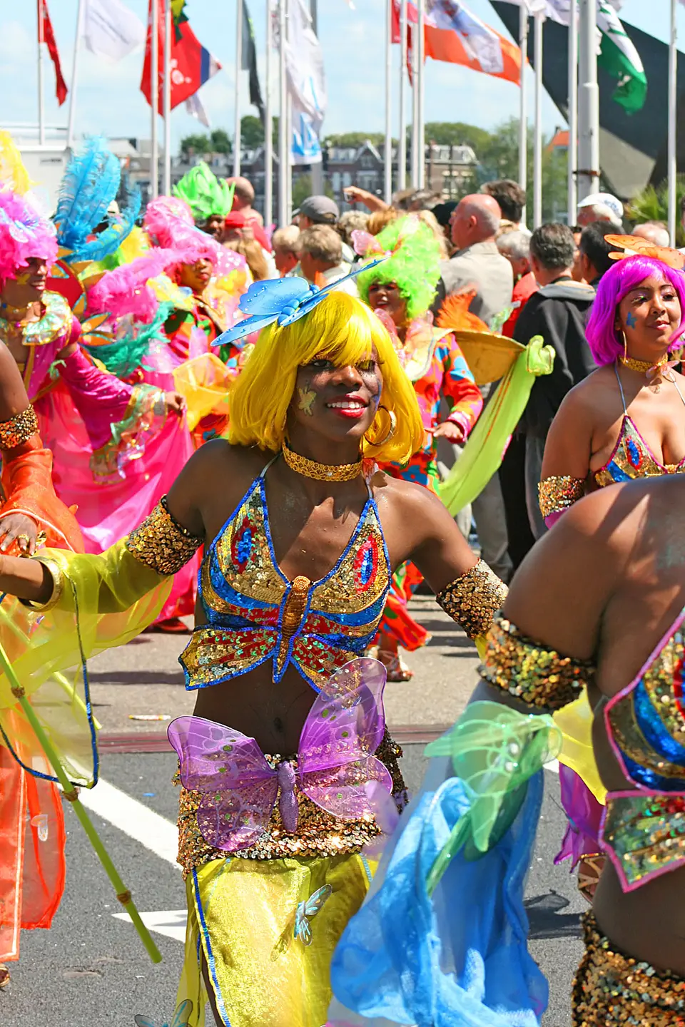 Eine kostümierte Tänzerin beim Rotterdamer Sommerkarneval